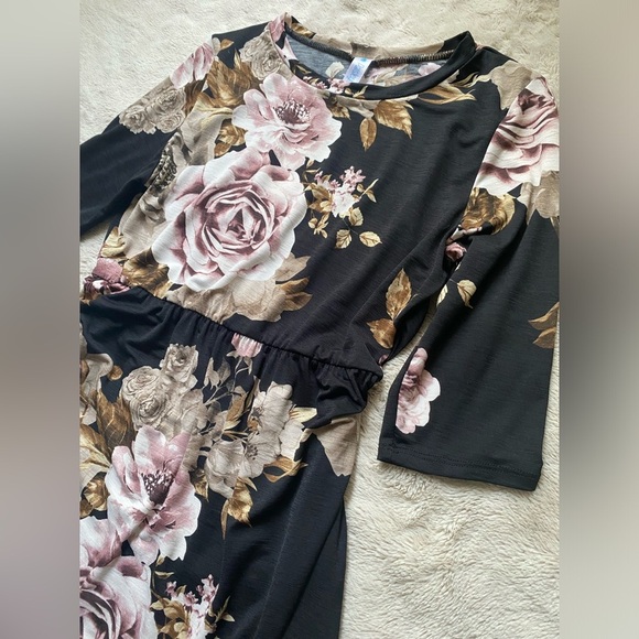 Paisley Grace Floral Maxi Dress 💕 - Picture 3 of 8